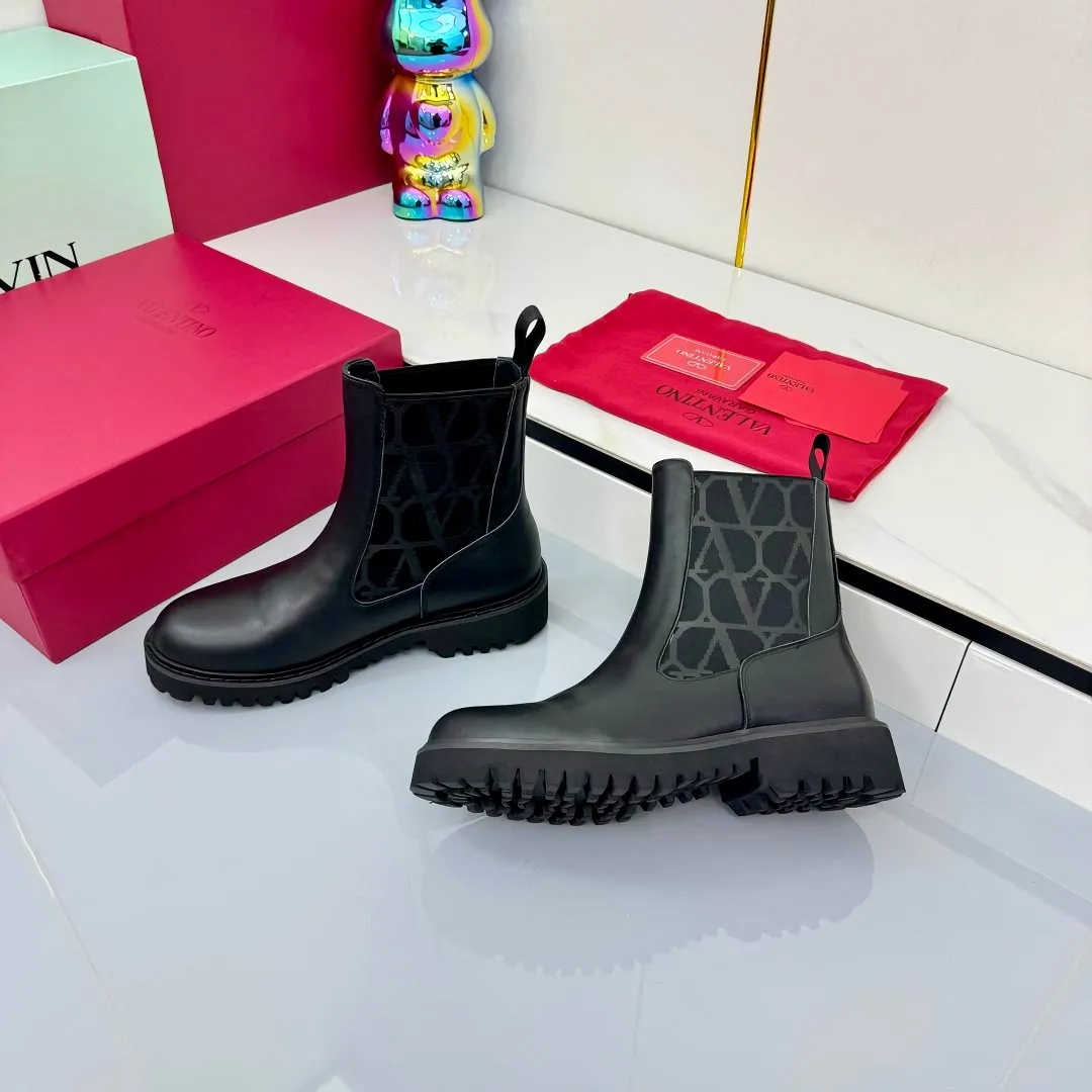 👟👟Ex-factory price 620👟👟 Valentino. Valentino counter’s latest series of V-style short boots with rivets and metal elements. The upper foot is luxurious and gorgeous. The details are perfect. Exquisite and durable. Can be matched with beautiful clothing in spring, summer, autumn and winter. Fabric: Original customized calfskin upper with metal plating brand exclusive rivet buckle that will never oxidize and fade. Original cowhide lining. Feet. Original molded Logo wear-resistant velvet rubber combination outsole. SIZE: 35 to 40. (41 can be customized and cannot be returned or exchanged) Equipped with original packaging at the counter!